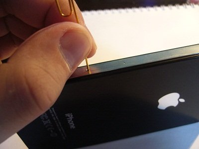 Musisz kliknąć mały, schludny otwór z boku iPhone'a, a następnie złącze, które koncentruje się tylko na tym, że będzie zawierać kartę SIM, otworzy się