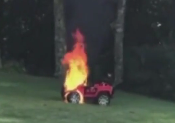 Шокирующие кадры показывают, что игрушка SPORTrax Awesome XL стоимостью 390 фунтов стерлингов в огненные моменты после того, как Мишель Клайн спасла своих маленьких детей