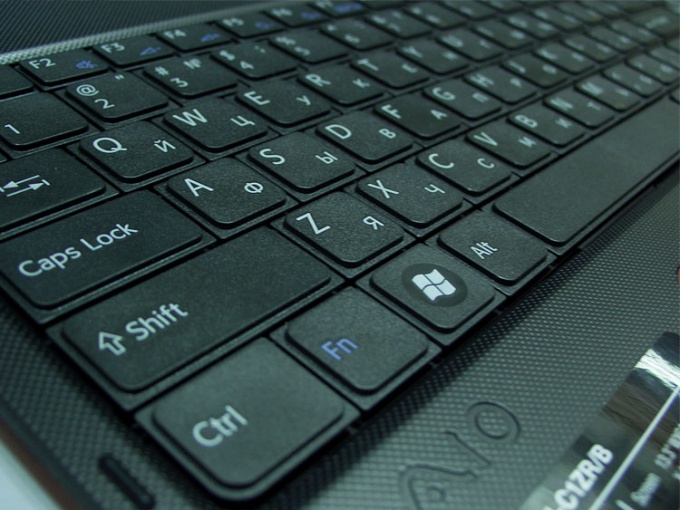 Najlepšie je však použiť návod na používanie konkrétneho modelu notebooku a klávesnice, pretože priradenie kľúčov môže byť odlišné pre rôzne notebooky