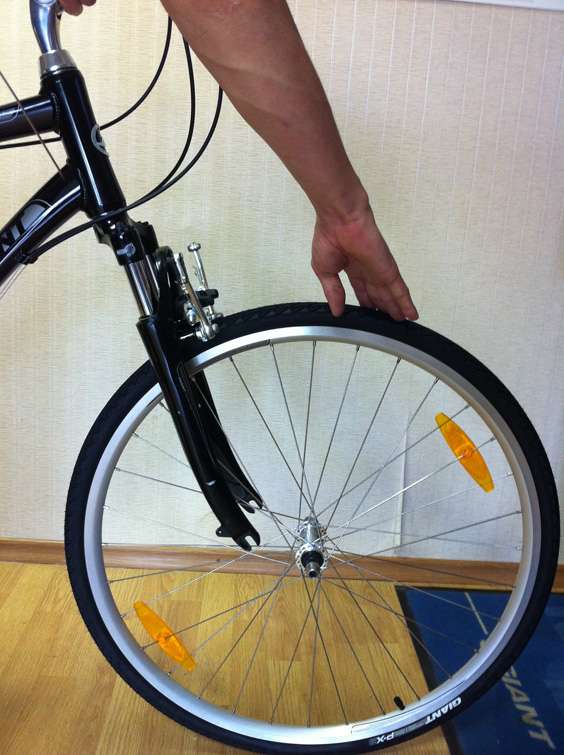 Необхідно заздалегідь розстебнути переднє гальмо велосипеда (у випадку з ободнимі гальмами) або зняти з нього гумку (зазвичай в заводській упаковці він закріплений гумкою або стяжкою)
