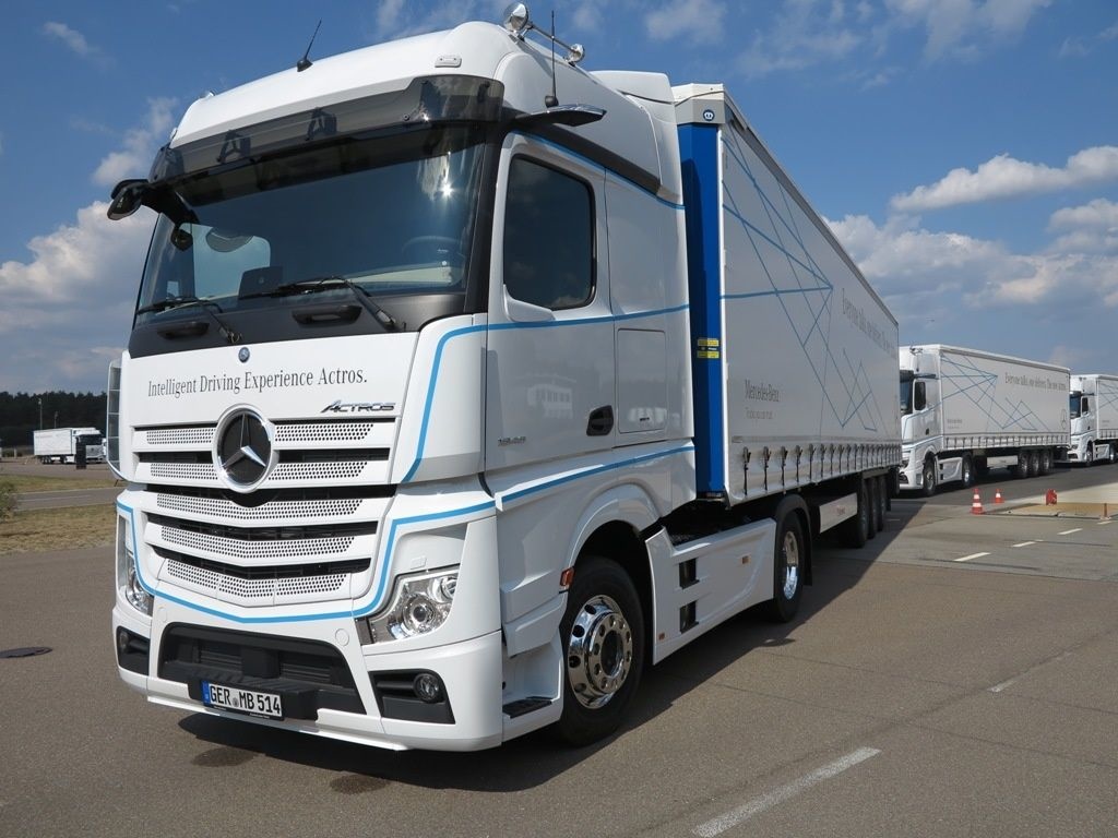 Його особливістю є перша серійна система напівавтоматичного управління, відсутність зовнішніх дзеркал і ряд інноваційних систем активної безпеки