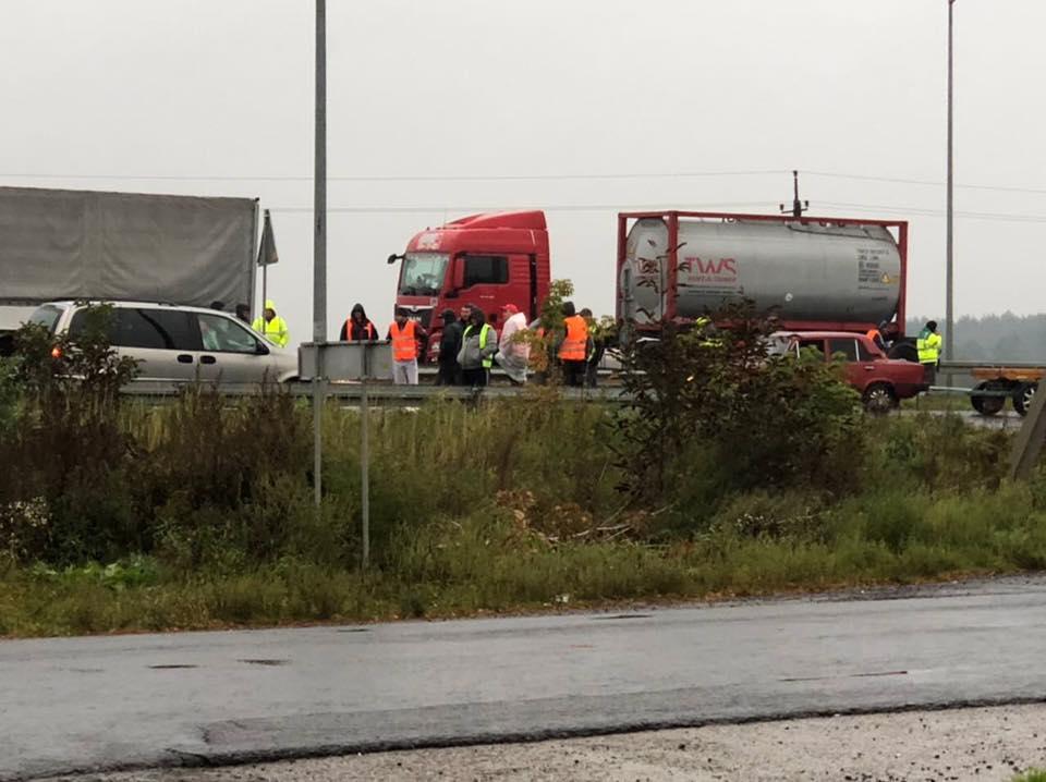 Далекобійники повідомляють, що на митницях кілька кілометрові черги в сторону Польщі в яких вони змушені стояти по двоє і більше доби