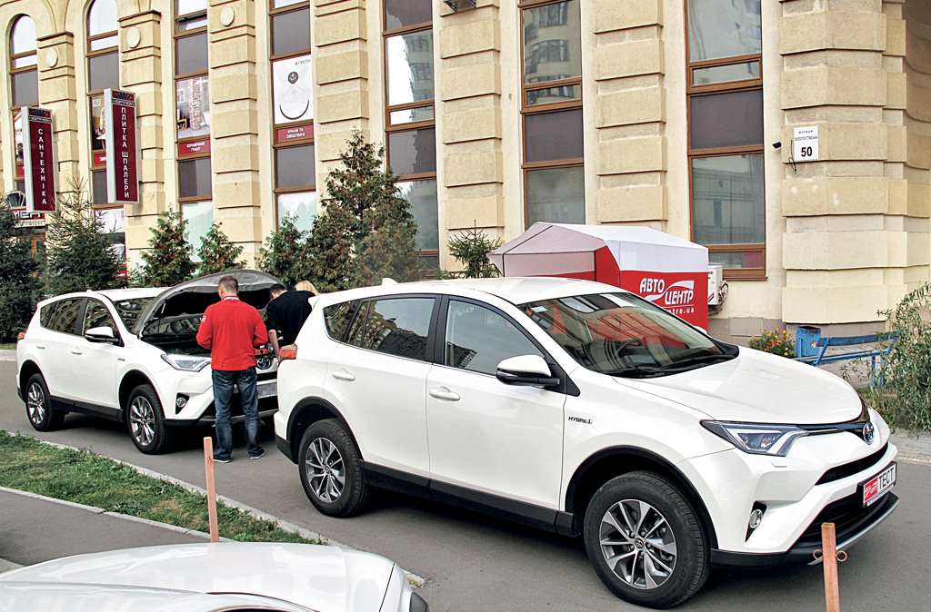 Для тесту було надано дві модифікації Toyota RAV-4 Hybrid, які відрізнялися як типом приводу (передній і повний), так і комплектацією (найдоступніша і максимальна)