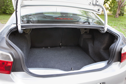 Обсяг багажника Сітроена можна збільшити майже в два рази, склавши роздільні задні сидіння
