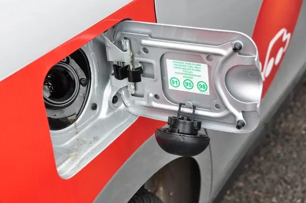 Власникам Citroen більше не треба ходити на заправці з кришкою бензобака на ключі