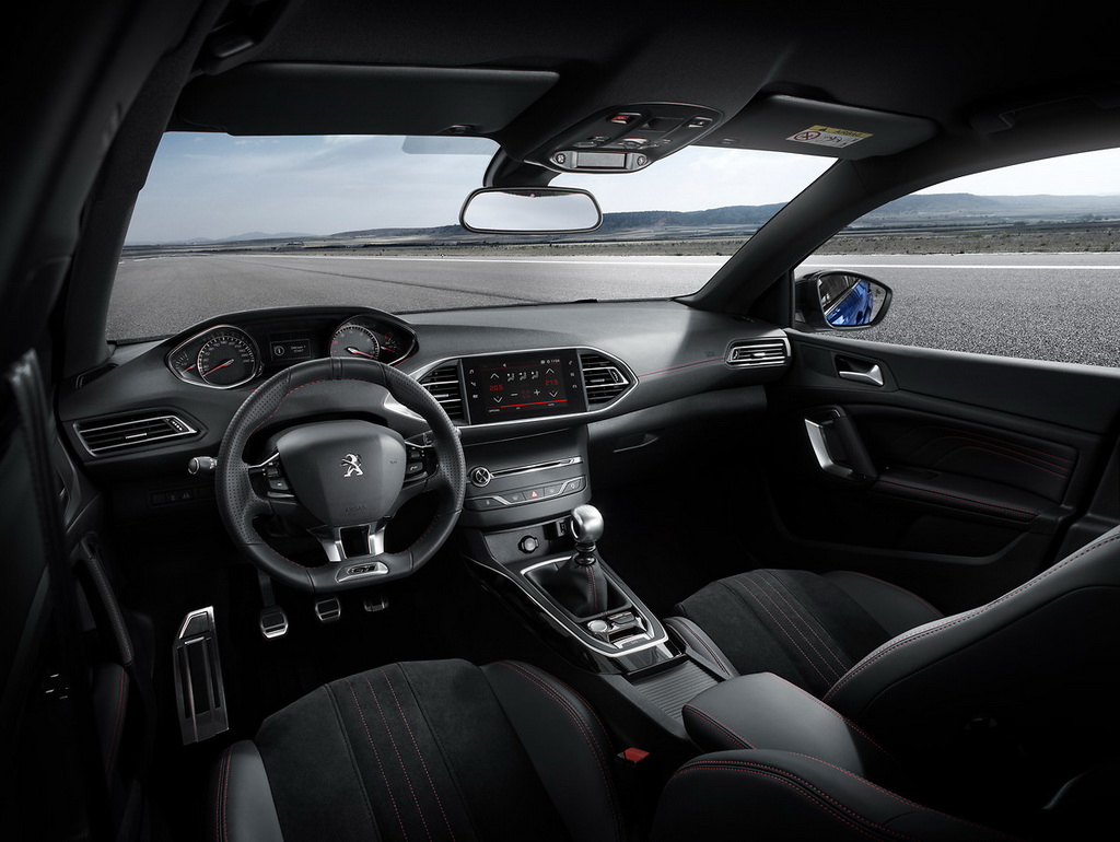 зручне розташування елементів управління Peugeot i-Cockpit®: компактний кермо, дисплей, повернений до водія;   новий дизайн системи управління восьмиступінчастою коробкою передач EAT8;   сенсорний екран, на якому, зокрема, зосереджено управління кондиціонером і системою навігації TomTom® Traffic 3D;   безкомпромісний рівень якості матеріалів;   нові варіанти обробки: тканину Meco Mistral для комплектації Active і ламінований текстиль або оббивка Oxford для комплектації Allure (варіанти обробки Mistral і Guérande отримали до того ж сидіння динамічною форми)