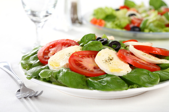 Салати на швидку руку: салат зі шпинатом, помідорами і сиром