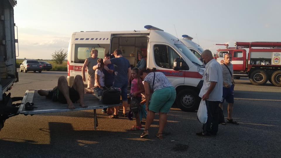 В результаті зіткнення на Полтавському шосе під Дніпром легкового автомобіля Audi і автобуса з пасажирами постраждали 16 осіб