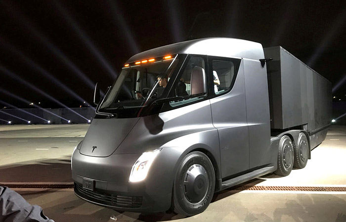 Представлені минулого тижня вантажівки з електроприводом коштуватимуть $ 150-200 тисяч   Tesla Semi   Фото: Reuters   Москва