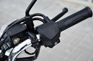 Вставляю ключ в замок запалювання і мотоцикл оживає, задзижчав бензонасос, загоряється і гасне «сheck ENGINE», горить зеленим нейтраль