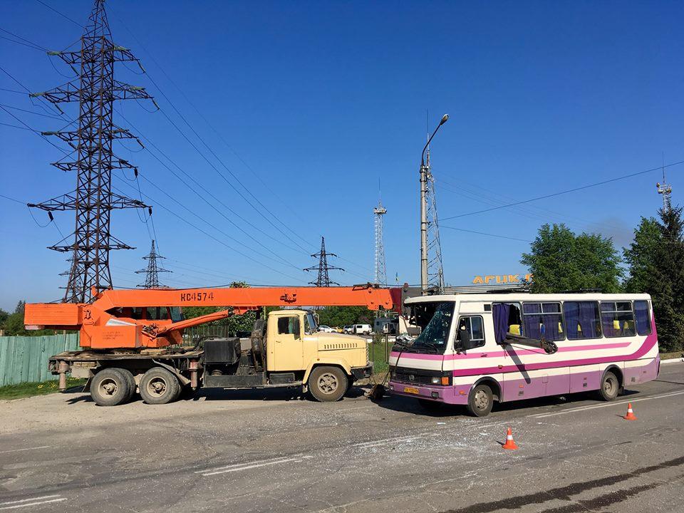 Водій автокрану, здійснюючи маневр, пошкодив стрілою завдовжки приблизно 6 метрів передню частину автобуса