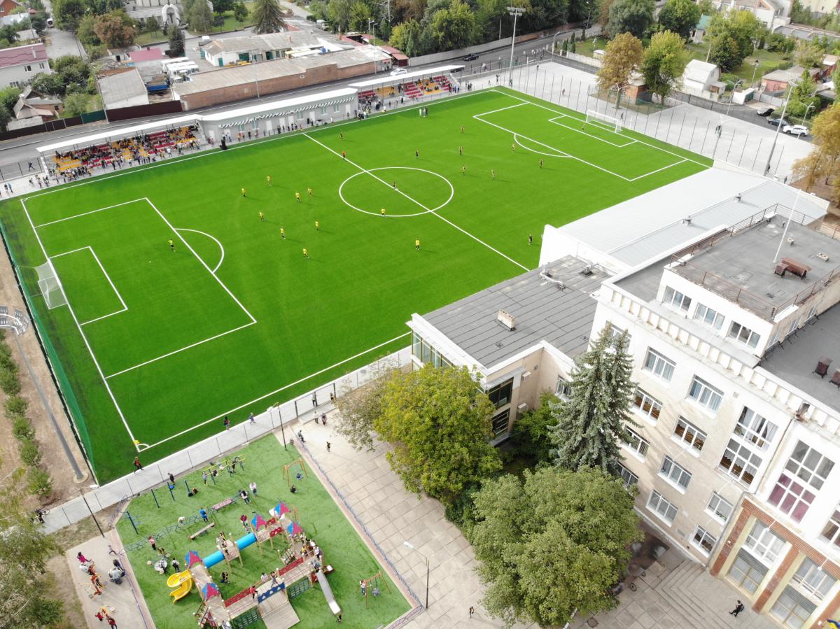 Нове футбольне поле зі штучним покриттям - це перше повнорозмірне футбольне поле серед стадіонів муніципальних установ Вінниці
