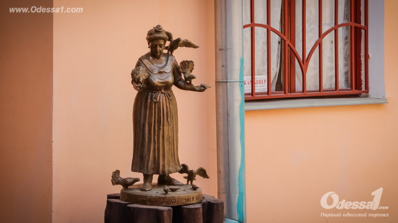 У дворі Музею-квартири Леоніда Утьосова, розташованого на чорноморському курорті, встановили скульптурну композицію Одеська бабуся