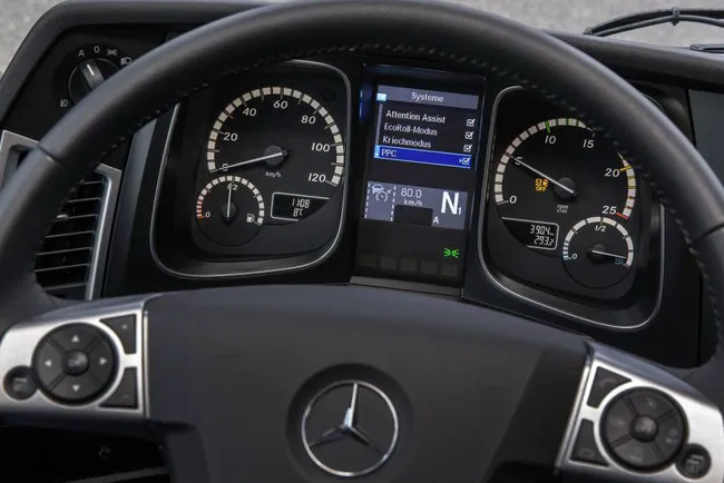 Головною дійовою особою тут є автоматична коробка передач PowerShift 3, яка сьогодні входить в стандартне оснащення всіх вантажівок Mercedes-Benz важкого класу