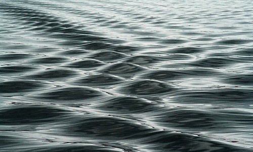 Швидкість поширення хвилі під водою становить 1040 м / сек, в той час, як в повітрі ця величина 330 м / сек