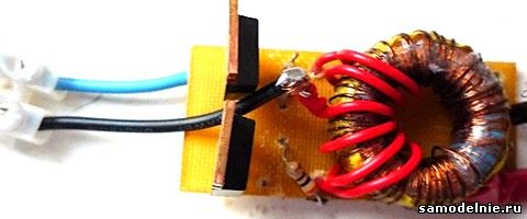 Робота двотактного перетворювача досить проста, транзистори по черзі відкриваючись і закриваючись створюють в первинній обмотці трансформатора змінна напруга високої частоти