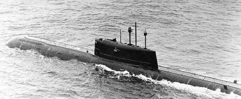 Командир підводного човна капітан 1-го рангу Євген Ванін в лічені секунди прийняв єдино правильне в даній ситуації рішення застосувати в аварійному відсіку човнову об'ємну хімічну систему пожежогасіння (ЛОХ)