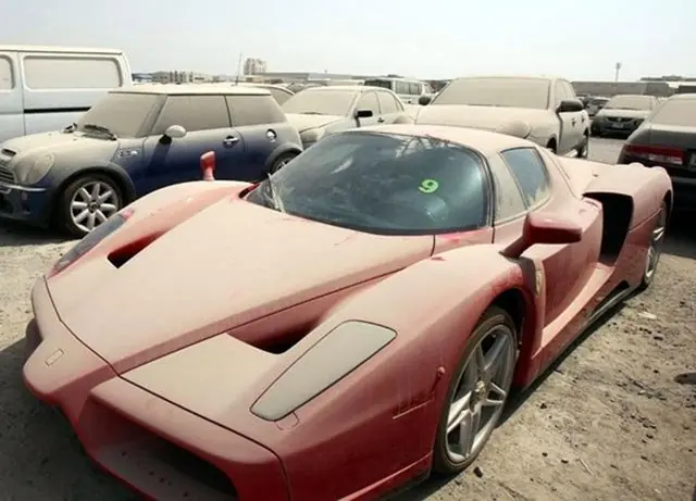 В результаті н а парковках в Дубаї припадають пилом, кинуті господарями, найдорожчі і розкішні автомобілі світу