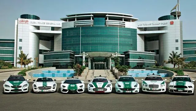 Знаменитий поліцейський автопарк в Дубаї, що складається з суперкарів