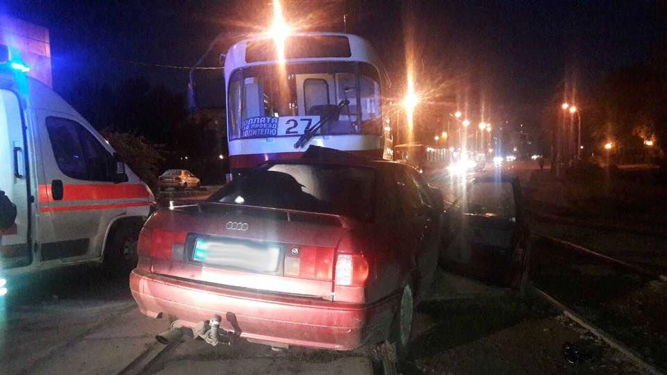 Водій і пасажир легковика отримали травми, в трамваї ніхто не постраждав
