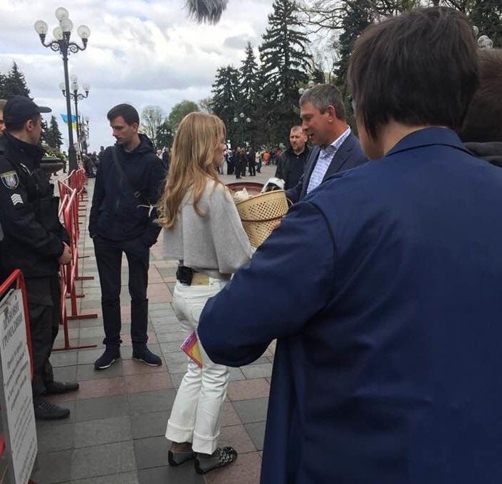 Поки невідомо, з якою метою Фреймут прийшла під парламент і почала роздавати кошенят
