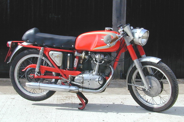 Уже в 1959-му випускається аналогічний мотоцикл Ducati, але з двоциліндровим двигуном