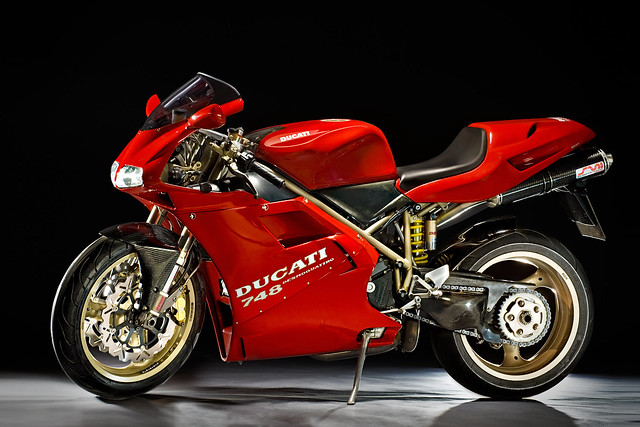 Розвиваючи напрямок, марка випускає Ducati 748 і 916 з десмопріводнимі клапанами Desmoquatro