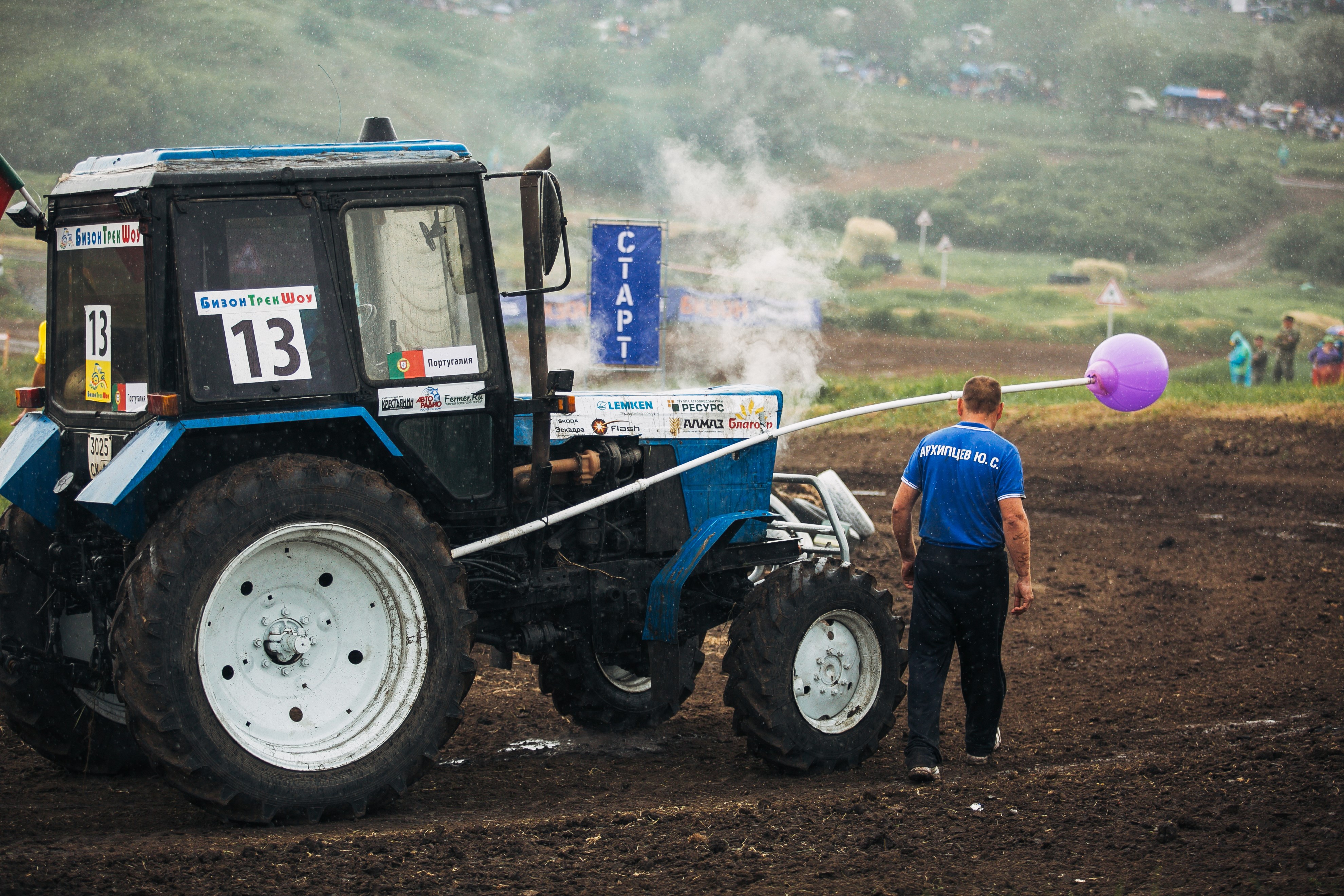 Ставрополец Юрій Архипцев щосили прагнув повторити минулорічний успіх, але, на жаль, його трактор «закипів» під час 5-го етапу «В гості до сусіда»