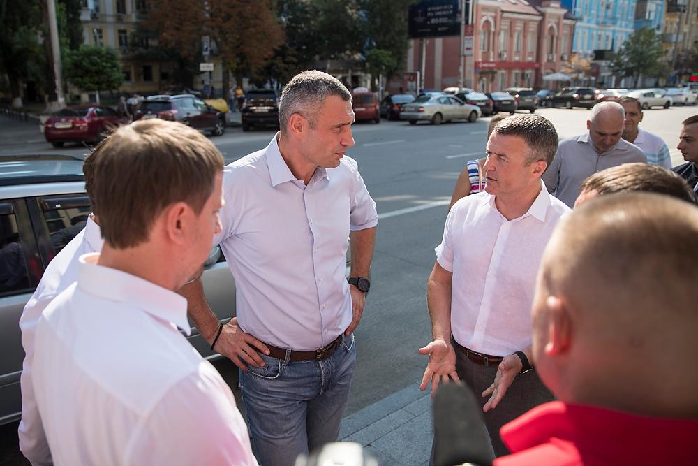 Частина дороги на Антоновича - між вулицями Жилянській і Фізкультури, була зруйнована в результаті сильної зливи