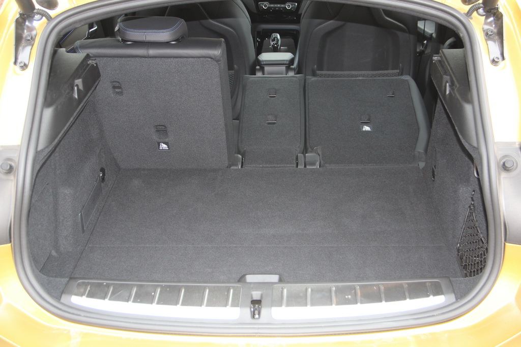 Це не дивно, враховуючи вдалий профіль подушки і спинки, а також численні регулювання з електроприводами