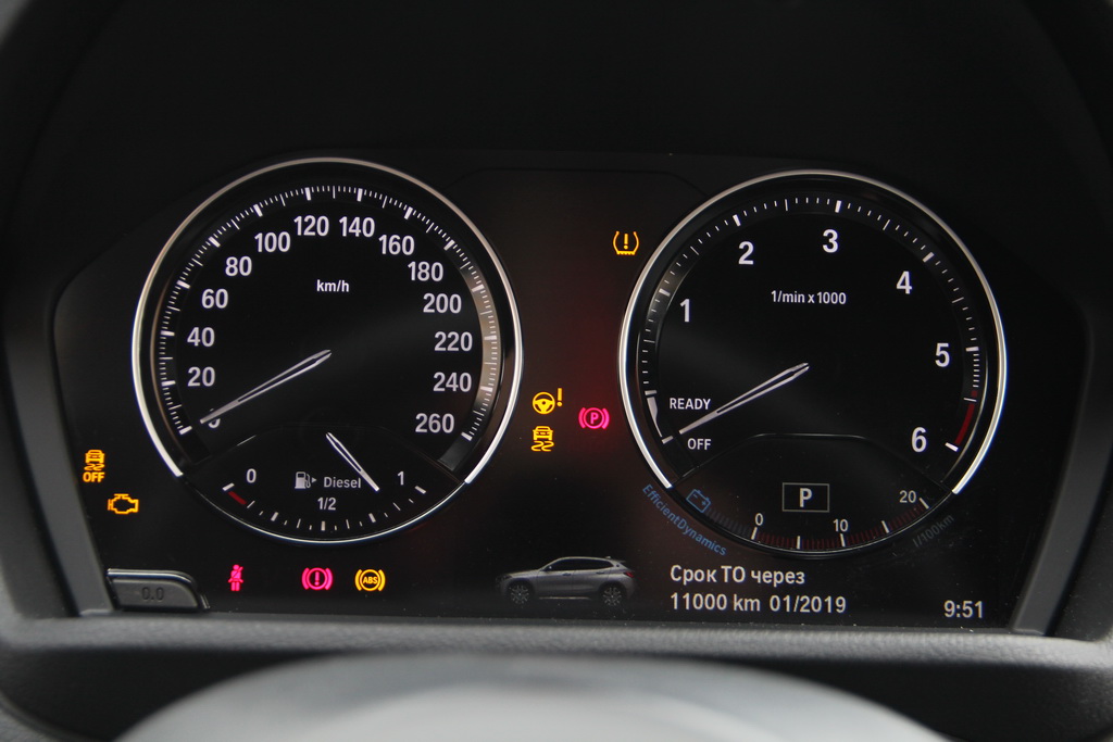 Зате з аудіосистемою працювати дуже зручно, так як «ікс другий» приймає голосові заявки як за назвою станції, так і по частоті