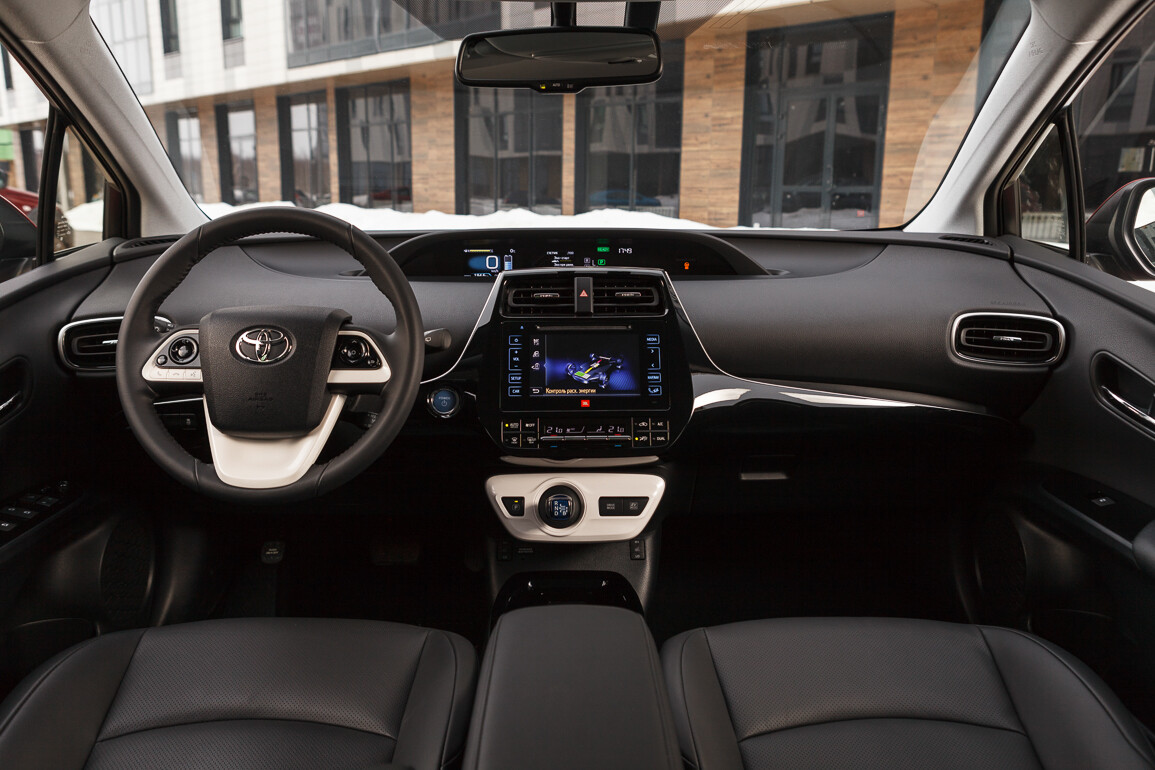 Мовляв, повноцінної мережі зарядних станцій у нас як не було, так і немає, а політика компанії - пропонувати клієнтам тільки реально працюючі рішення