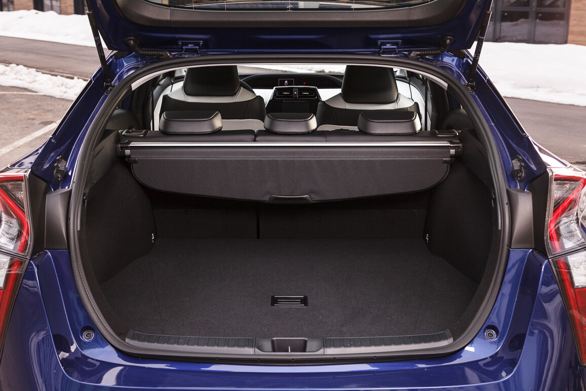 Так що гвалтувати бензиновий мотор сенсу немає, розумніше тримати його в секторі Eco імпровізованого «тахометра»