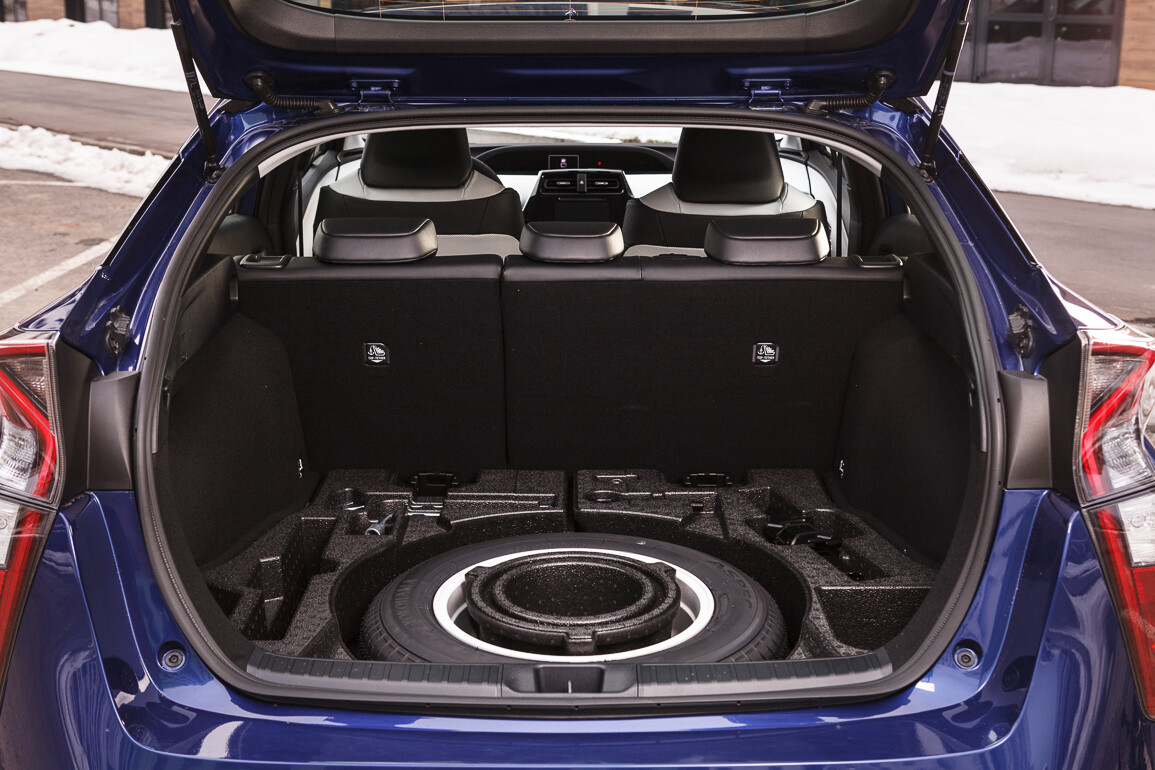 Тягова батарея переїхала, але багажник за формою все одно невисокий пенал з випирають колісними арками