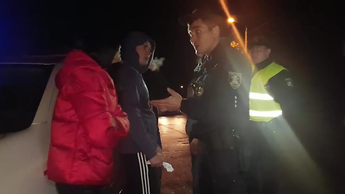 П'яного водія автомобіля і його 19-річного пасинка затримали, учасників конфлікту відвезли у відділ поліції