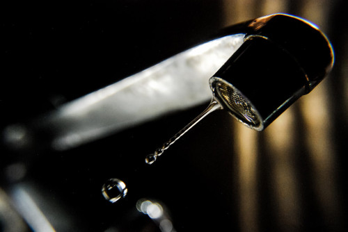 Сигналом до того, що треба прочистити водопровідних труб в будинку, служить слабкий напір води в крані або зовсім її відсутність