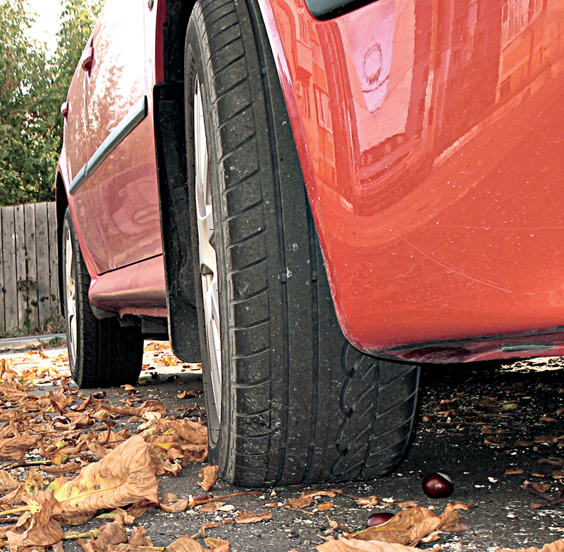 Зношений протектор літніх покришок дощової осені представляє велику небезпеку, так як на мокрій дорозі шини не можуть ефективно гальмувати, а на мокрих опалому листі взагалі поводяться як на льоду