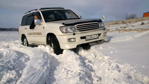 Японський позашляховик «зробив» «Ниву» на снігу