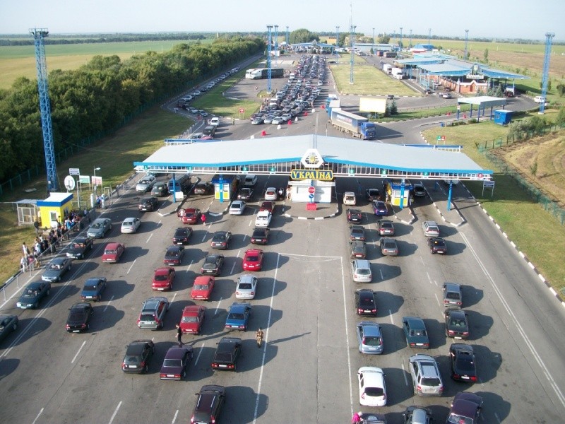 У Харківській і Сумській областях повно машин з російською реєстрацією, так як в РФ автомобілі дешевше, - розповідає Олег Назаренко