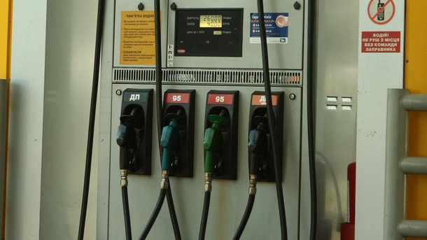 9 березня 2018, 5:46 Переглядів:   В Україні ціни на нафтопродукти - бензин, дизпаливо - залежать від їх вартості в Білорусі, Росії та Литві