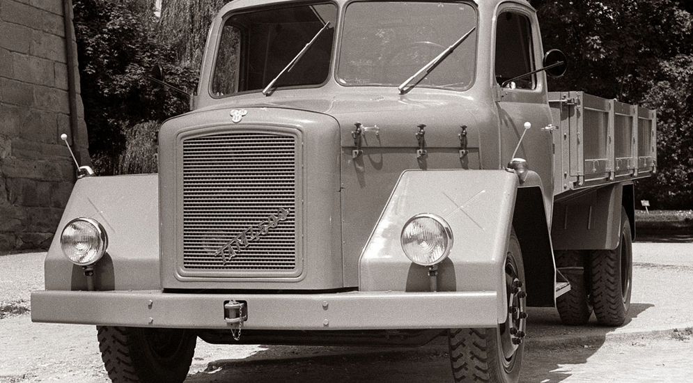 Як і інші підприємства Югославії, його історія почалася з ліцензійного виробництва чехословацького вантажного автомобіля Praga RN, а трохи пізніше ТАМ почав співпрацювати з компанією Magirus-Deutz