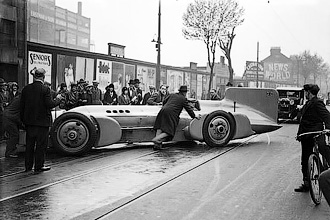 З 1924 року засновник династії, англійський журналіст і гонщик Малкольм Кемпбелл послідовно встановив декілька світових рекордів швидкості
