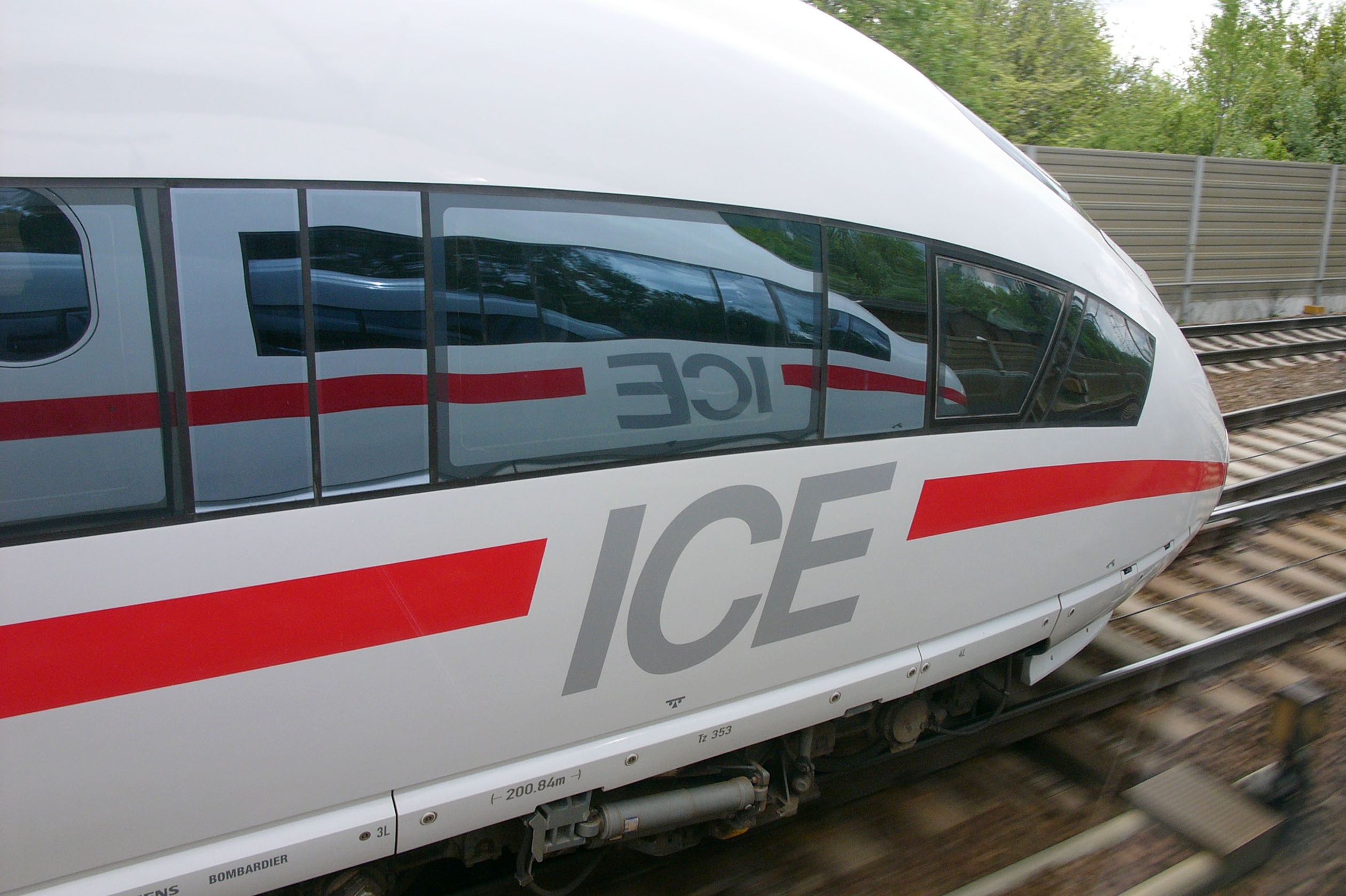 У 1991 році Німецькі Залізниці введи в експлуатацію Intercity-Express (ICE) -сучасний високошвидкісний поїзд для далеких пасажирських перевезень