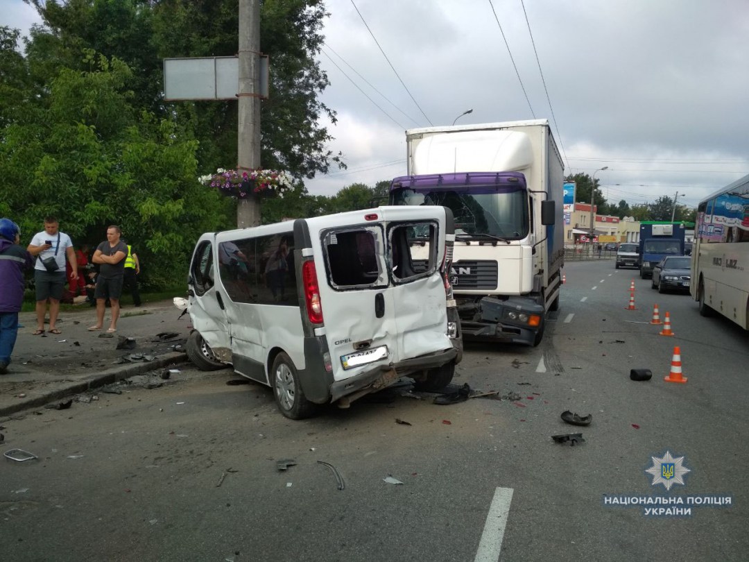У Вінниці в п'ятницю сталася ДТП за участю чотирьох транспортних засобів, одна людина загинула, двоє важко травмовані