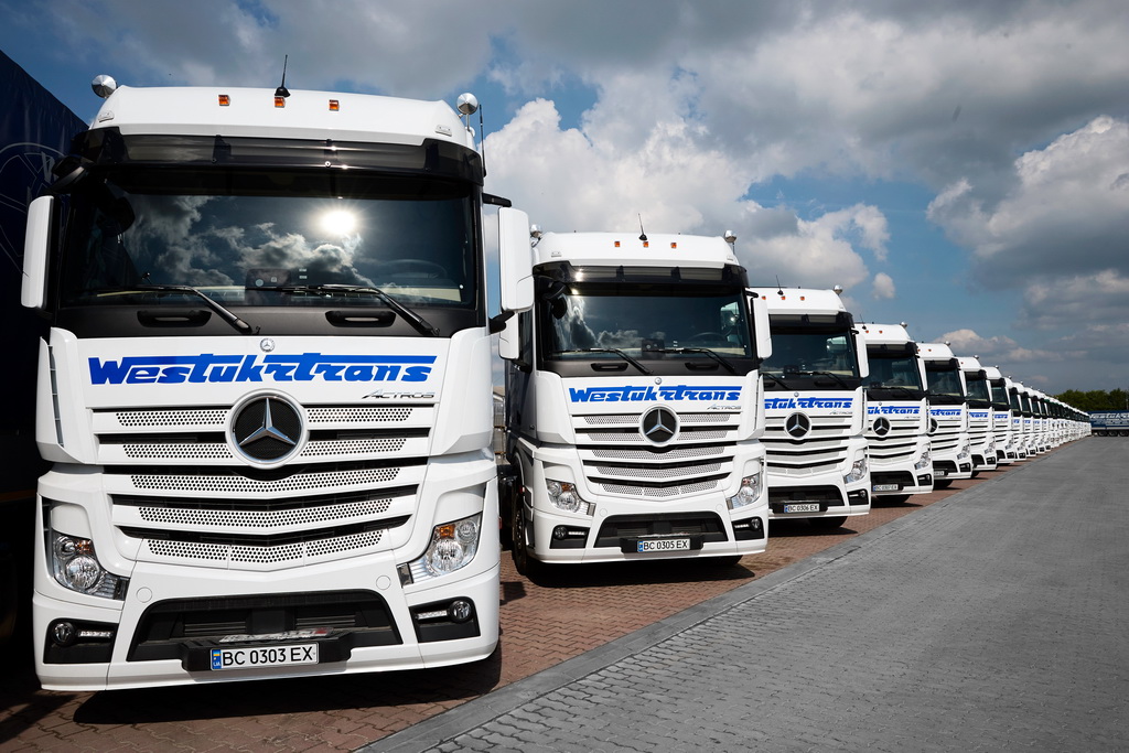 Нові Актрос поставила компанія «АвтоКапітал», генеральне представництво Daimler AG в Україні, в рамках контракту, підписаного в кінці минулого року