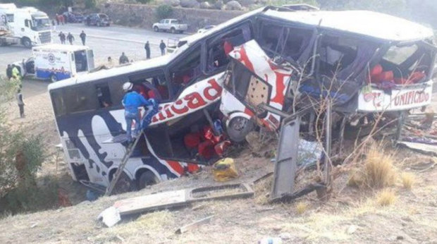 У Болівії рейсовий   автобус   з пасажирами потрапив у жахливу аварію