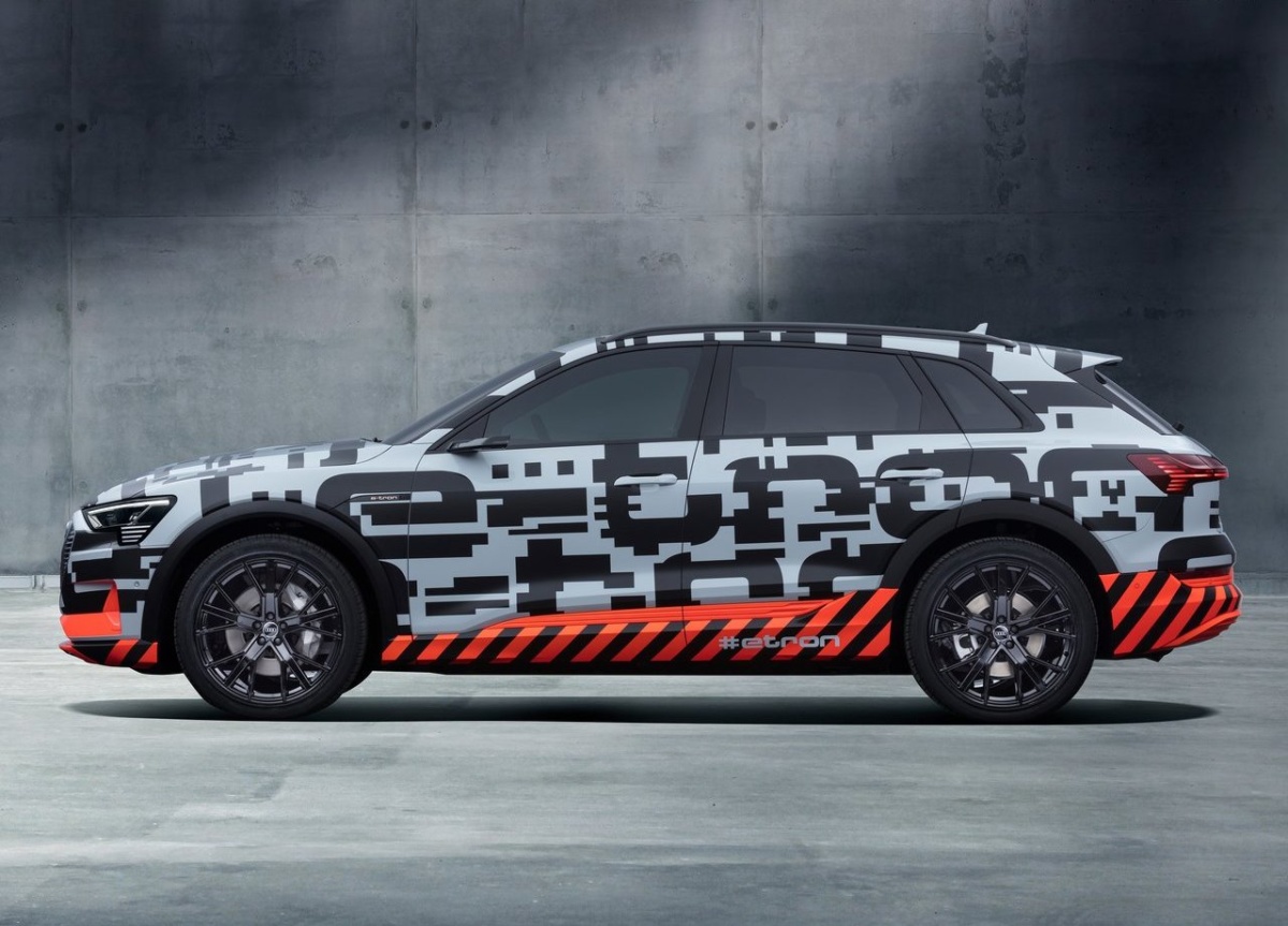 Надалі сімейство Audi e-tron розростеться купе-кросовером e-tron Sportback, седаном e-tron GT і навіть, можливо, електричним суперкаром, концепт якого Audi повинна представити зовсім скоро
