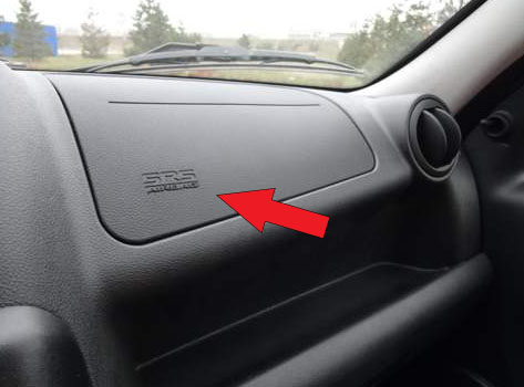 - модуль подушки безпеки переднього пасажира, розташований у верхній правій частині передньої панелі (над ящиком рукавички);