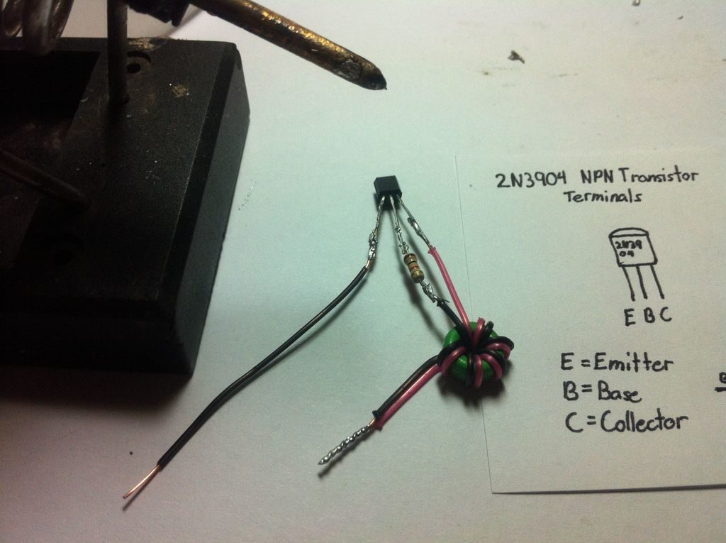 База транзистора (Base) припаяна до другого кінця резистора, а емітер припаяний до окремого проводку який буде підключатися до мінуса батарейки