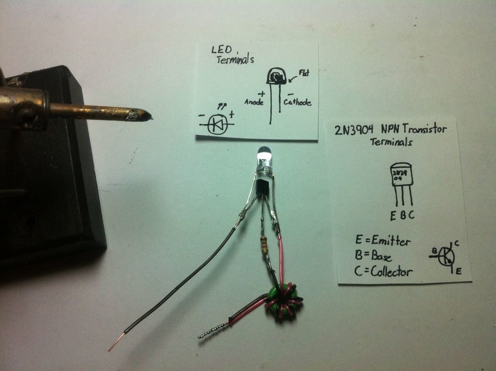 Отже, ми з'ясували де що і тепер припаюємо анодом до колектора транзистора, а катодом до емітера